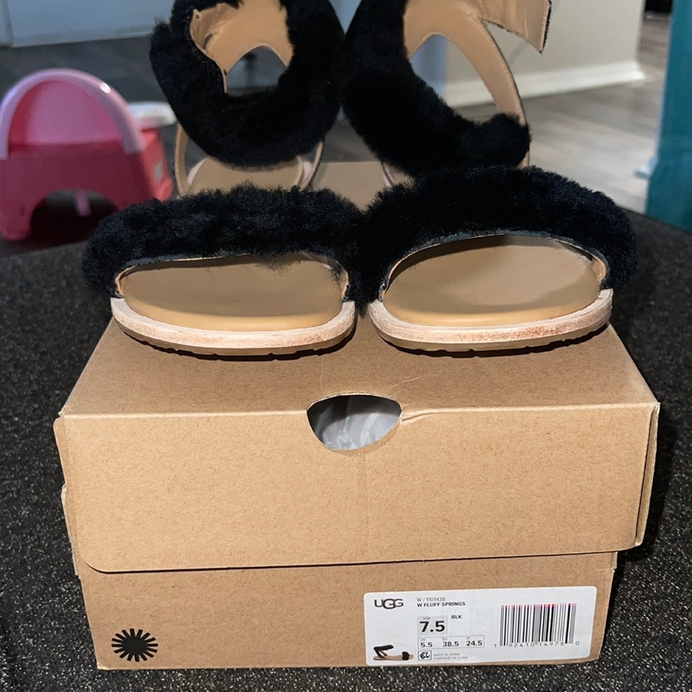 WMN FLUFFY UGG SANDALS